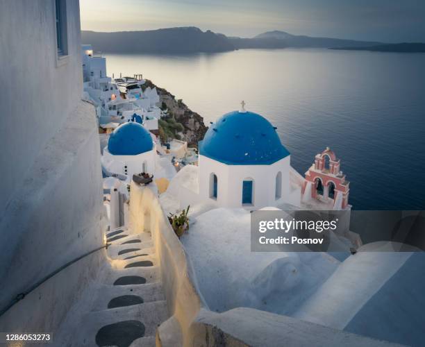 blue domes at oia - oia santorini imagens e fotografias de stock