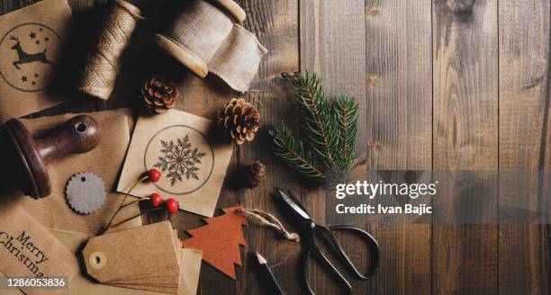 weihnachtsgeschenke verpackung - flatlay stock-fotos und bilder