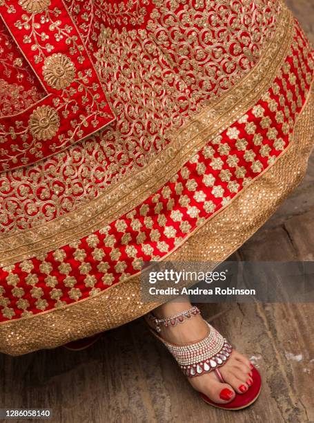 brides foot with ornate shoe and bottom of gold and red wedding sari, traditional newari wedding, kathmandu, nepal - foot worship 個照片及圖片檔