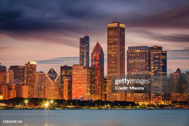 chicago cityscape business skyscaper at sunset lake michigan illinois usa - michigan avenue imagens e fotografias de stock