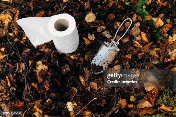 ecologisch vriendelijke poop in the woods serie - men taking a dump stockfoto's en -beelden