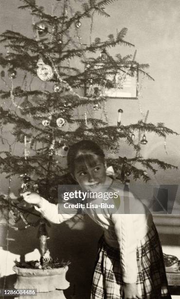 het spelen van het kind met kerstboom. 1955. - christmas tree 50's stockfoto's en -beelden
