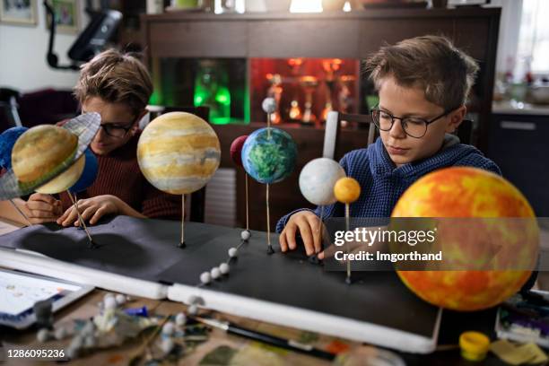 niños pequeños haciendo modelo de sistema solar en casa - sistema solar fotografías e imágenes de stock