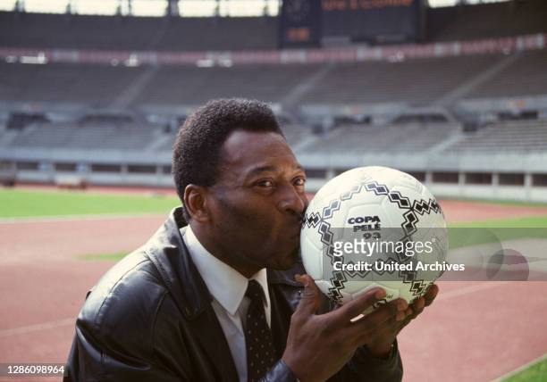 Pele, eigentlich Edson Arantes do Nascimento, geboren am 21. Oktober 1940 in Brasilien. Er gilt als der größte Weltfußball-Spieler des 20....