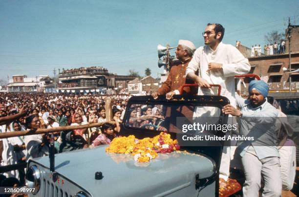 Indischer Politiker, Sohn von Indira Gandhi. Während des Notstands in Indien Mitte der 1970er Jahre war er politisch einflussreich. Fünf Monate vor...