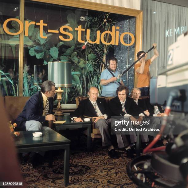 Sport-Moderator WERNER SCHNEIDER, Bundestrainer HELMUT SCHÖN und die Fußballer FRANZ BECKENBAUER und BERTI VOGTS beim Prominentenempfang im Hotel...