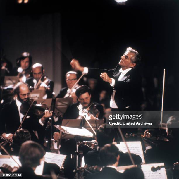 Dirigent LEONARD BERNSTEIN mit Orchester .