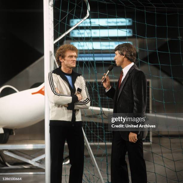 Torhüter SEPP MAIER und ZDF-Sport-Moderator KARL SENNE bei der Live-Sendung, ICC,1979.