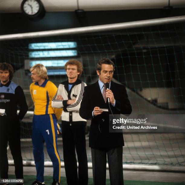 Die Torhüter RONNIE HELLSTRÖM, SEPP MAIER und ZDF-Sport-Moderator HELMUTH BENDTbei der Live-Sendung, ICC,1979.