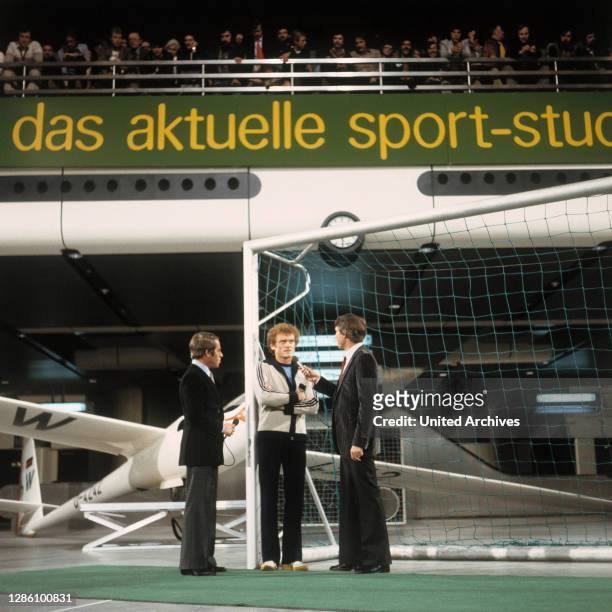 Sport-Moderator HELMUTH BENDT, Torhüter SEPP MAIER und ZDF-Sport-Moderator KARL SENNE bei der Live-Sendung, ICC,1979.