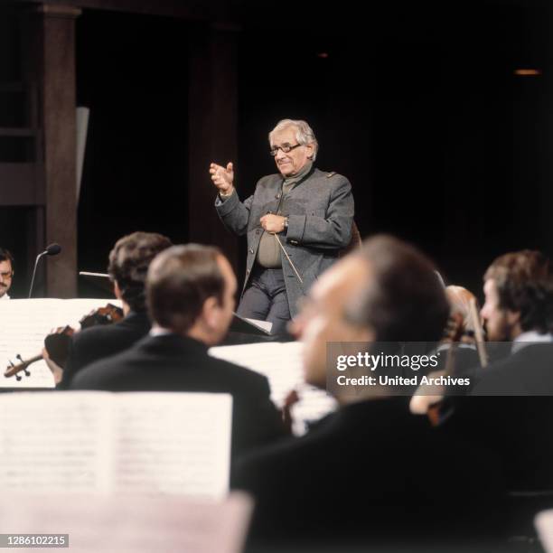 Der amerikanische Dirigent und Komponist LEONARD BERNSTEIN mit Orchester .