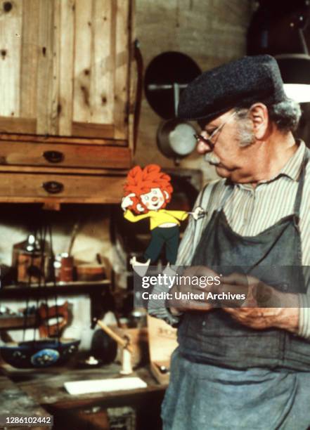 Spuk in der Werkstatt / D 1982 / Die Werkstatt von Schreinermeister Eder GUSTL BAYRHAMMER) liegt in einem Hinterhof der Münchner Altstadt. An diesem...