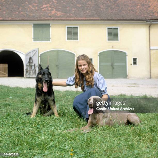 Folge 1 - Abschied / BRD 1983 / Helmut Ashley / TV-Mehrteiler von 1983: ANJA SCHÜTE mit Hunden .