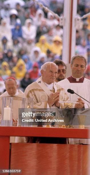 Papst Johannes Paul II beim Zelebrieren der Heiligen Messe in München,1987.