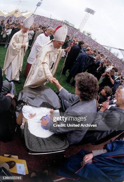 Papst Johannes Paul II bei seinem Besuch im Münchener Olympiastadion,1987.