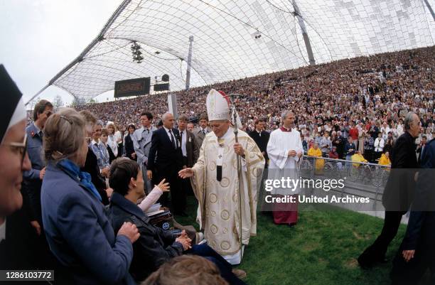 Papst Johannes Paul II bei seinem Besuch im Münchener Olympiastadion,1987.