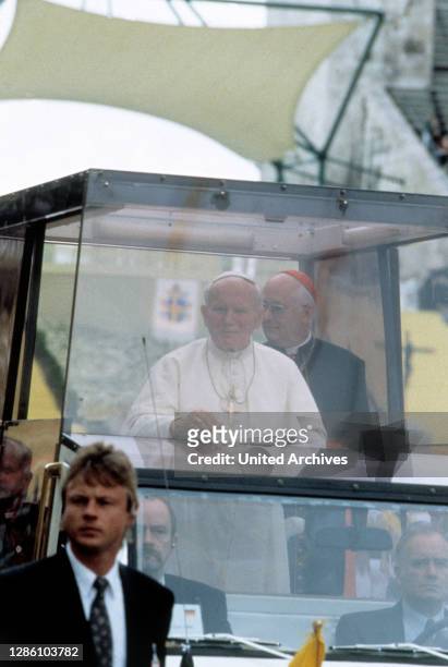 Papst Johannes Paul II im 'Papamobil', bei seinem Besuch in München,1987.