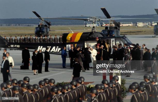 Papst Johannes Paul II bei seiner Ankunft in München,1987.