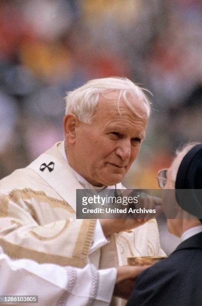 Papst Johannes Paul II bei der Kommunion, während seines Besuches in München,1987.