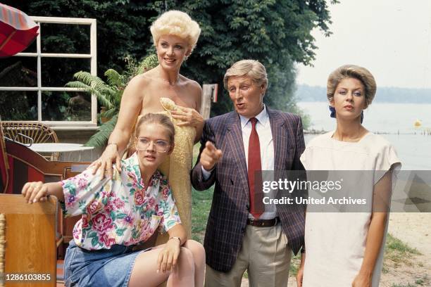 Im Schoße der Familie / D 1988 / Michael Braun / Szene mit Annelie Saalbach , Gabi Köhler , Dr. Brockmann und Iris Pauli . - Folge: Im Schoße der...