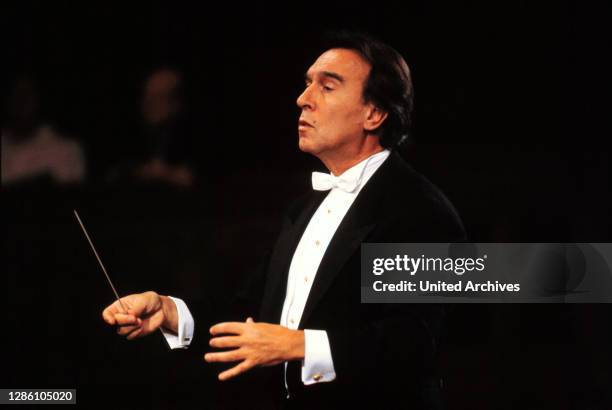 Er ist einer der profiliertesten Dirigenten unserer Zeit: CLAUDIO ABBADO, seit 1989 Chef der Berliner Philharmoniker, hat sich sowohl auf dem Gebiet...