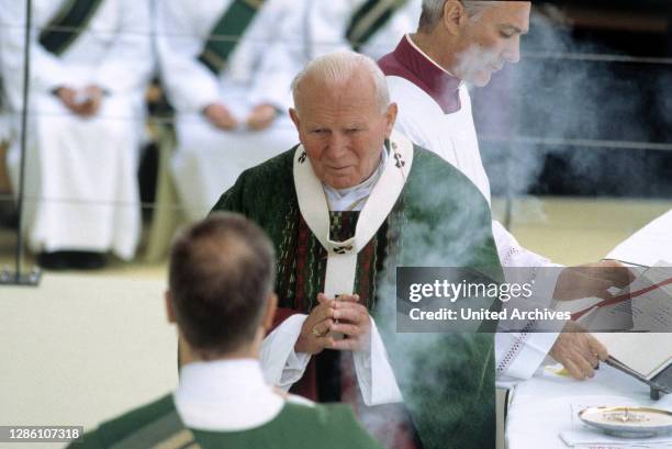 Papst Johannes Paul II beim Zelebrieren der Heiligen Messe in Berlin,1996.