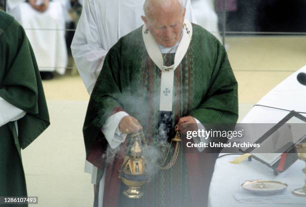 Papst Johannes Paul II beim Zelebrieren der Heiligen Messe in Berlin,1996.