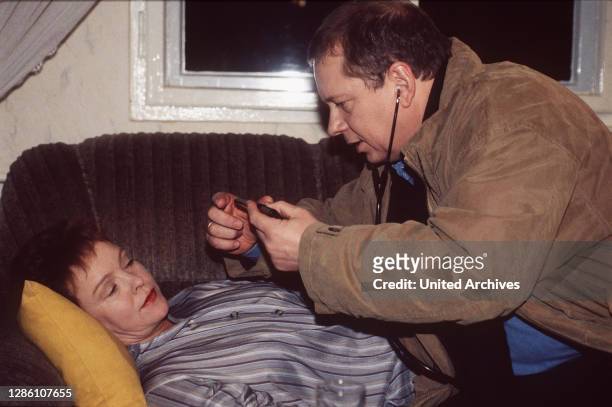 Ute Scholz hat eine Überdosis Tabletten geschluckt, da ihr Mann sie betrügt. Sommerfeld , der von Babsi gerufen wurde, kann Ute gerade noch retten......