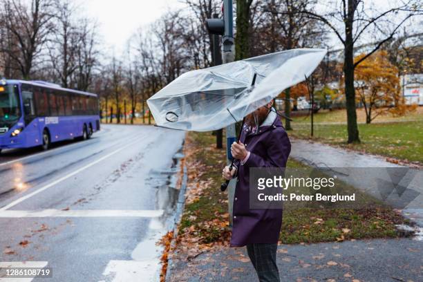 mens die met paraplu loopt - broken umbrella stockfoto's en -beelden