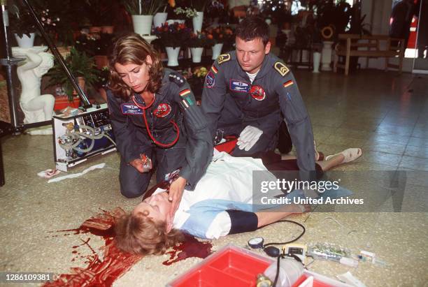 Das Rettungsflieger-Team auf dem Weg zu einem Notfall: Ein noch unbekannter Jugendlicher wollte Helga , Kassiererin eines Supermarktes, berauben. Als...