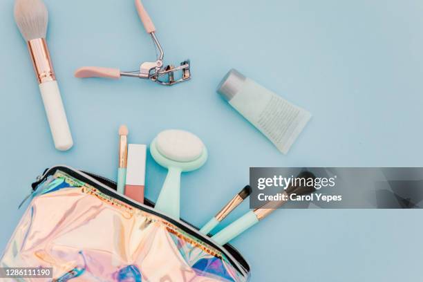 top view makeup bag with beauty items around - bolsa objeto manufaturado - fotografias e filmes do acervo