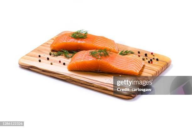 due filetti di salmone su un tagliere isolato su sfondo bianco - salmone foto e immagini stock