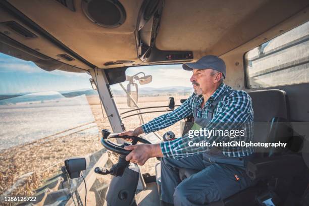 happy combineren bestuurder. - agriculture happy stockfoto's en -beelden