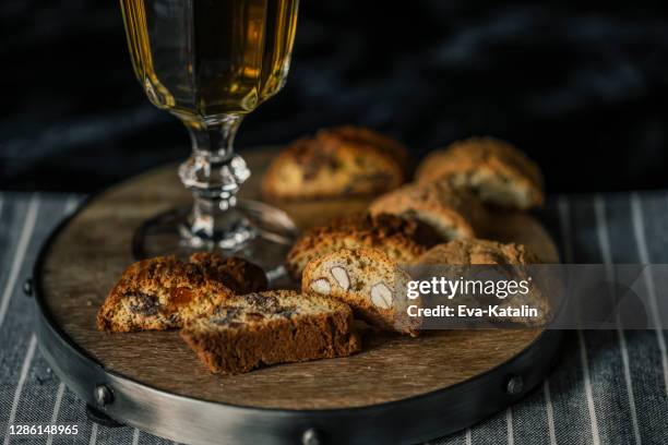 cantuccini cookies - sweet wine stock-fotos und bilder