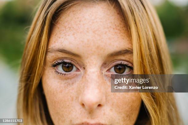 cropped portrait of young freckled woman - olhos imagens e fotografias de stock