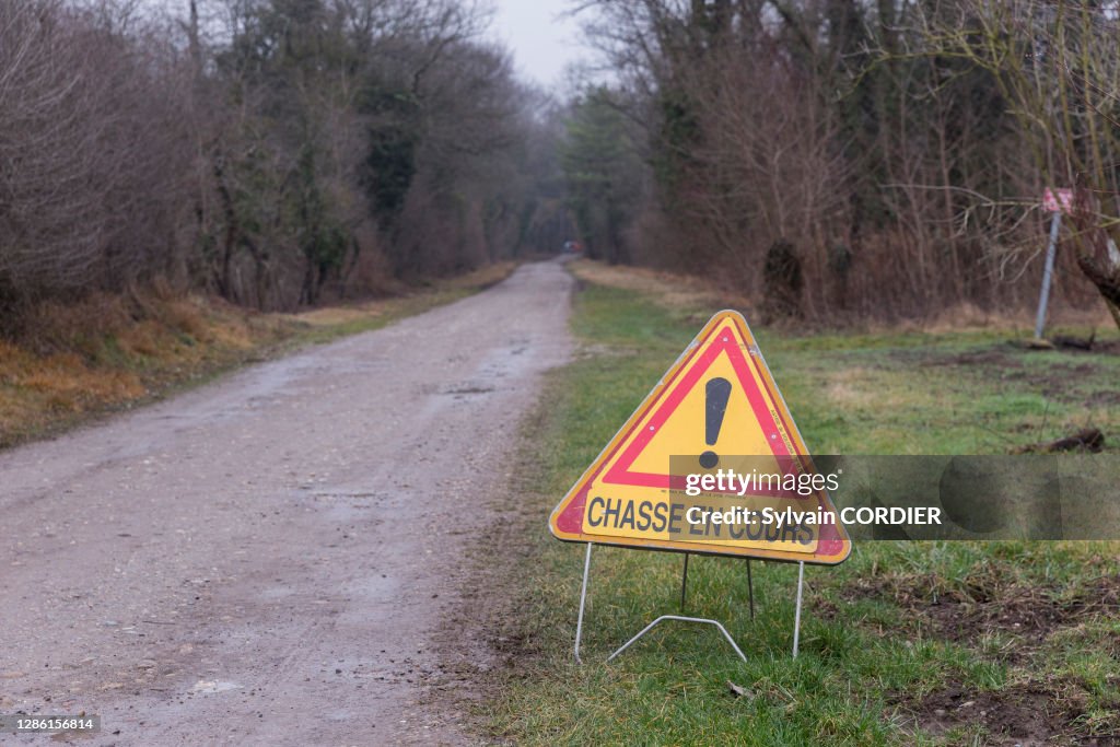 Panneau d'information sur une chasse en cours