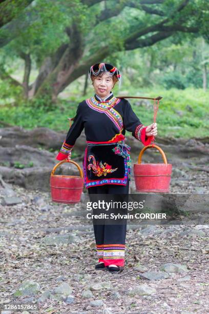 Agricultrice en habit traditionnel, 15 juillet 2018, Région de Xiapu, Province de Fujiang, Chine du sud.