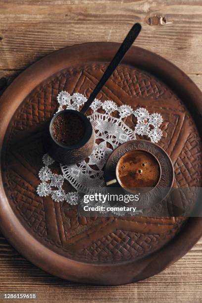 café turco con cafetera - turkish coffee fotografías e imágenes de stock