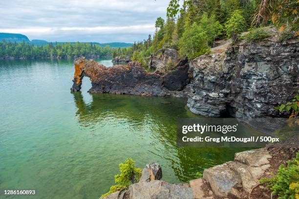 scenic view of rocks by lake against sky,sleeping giant provincial park,canada - lake superior stock-fotos und bilder