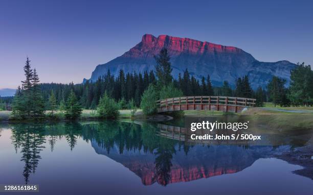 scenic view of lake by mountains against clear sky,mount rundle,canada - montañas rocosas canadienses fotografías e imágenes de stock