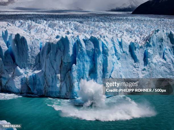 scenic view of frozen sea against sky - liquefatto foto e immagini stock