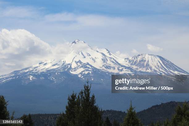 scenic view of snowcapped mountains against sky,mt shasta,california,united states,usa - mt shasta fotografías e imágenes de stock