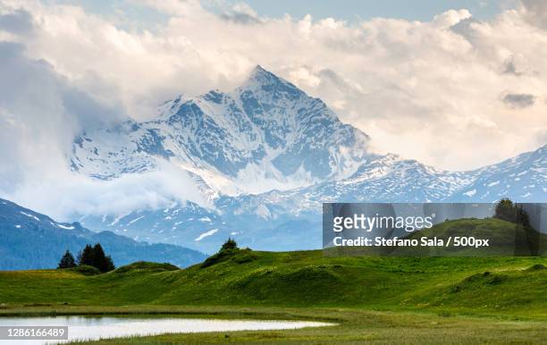 scenic view of snowcapped mountains against sky - nuvoloso fotografías e imágenes de stock