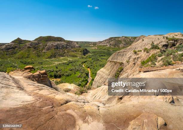 scenic view of rocky mountains against clear blue sky,dinosaur provincial park,alberta,canada - badlands - fotografias e filmes do acervo