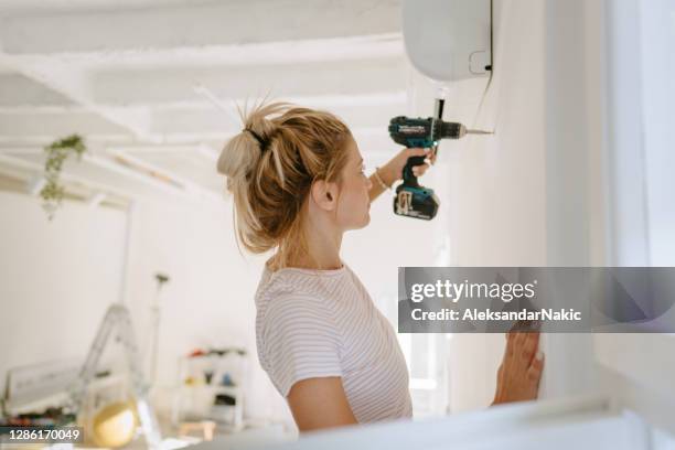 low budget home remodelleren - boormachine stockfoto's en -beelden