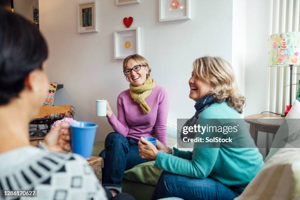 ponerse al día con una bebida caliente - amigos charlando fotografías e imágenes de stock