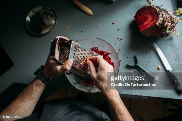 man hand scratching beet - persoonlijk perspectief stockfoto's en -beelden