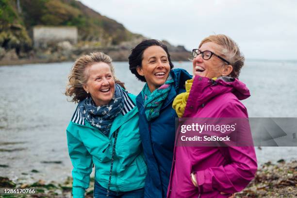 reünie met vrienden - beach uk stockfoto's en -beelden