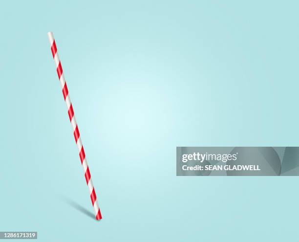 single red and white straw - cannuccia foto e immagini stock