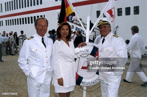 Crew der ZDF-Serie 'Das Traumschiff': HORST NAUMANN , HEIDE KELLER , HEINZ WEISS EM / Film, Fernsehen, Serie, 90er.